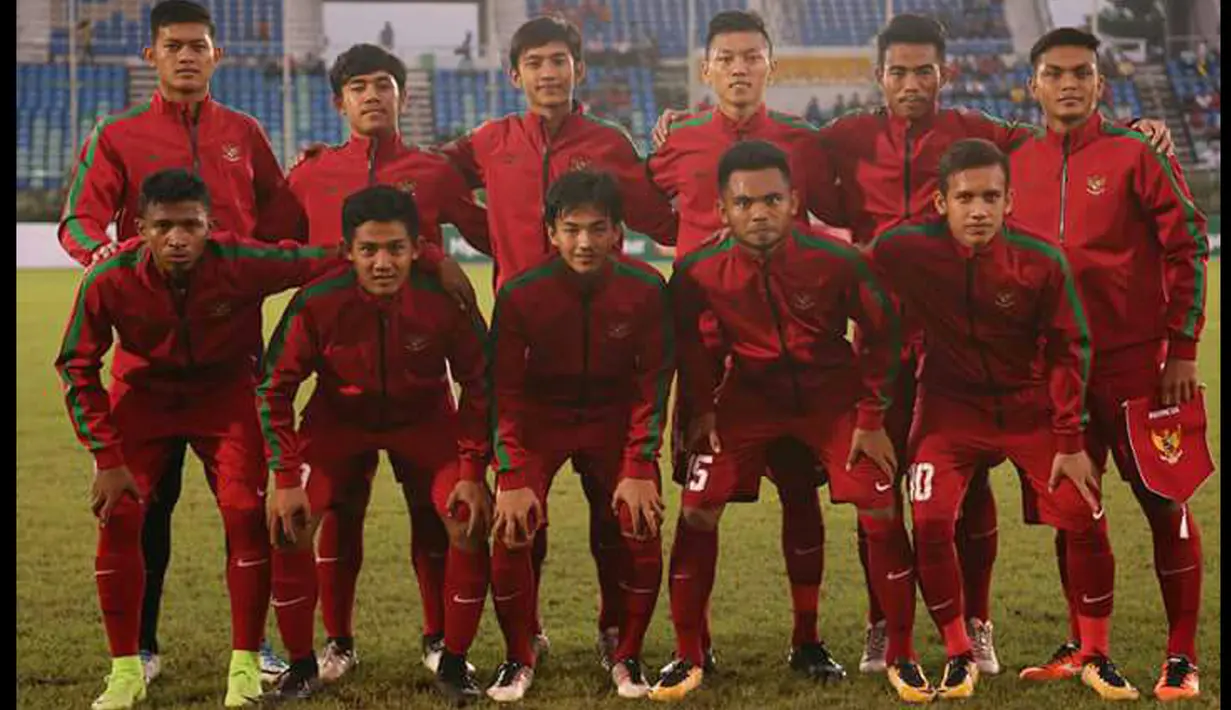Para Pemain Timnas Indonesia U-19 berfoto sebelum melawan Myanmar pada laga grup B AFF U-18 2017 di Yangon, Myanmar (5/9/2017). Timnas Indonesia U-19 menang 2-1. (Bola.com/PSSI)