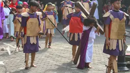 Teaterikal atau drama Tablo Jalan Salib merupakan pengiring ibadat yang menggambarkan kisah sengsara Yesus hingga wafat di kayu salib. (merdeka.com/Arie Basuki)