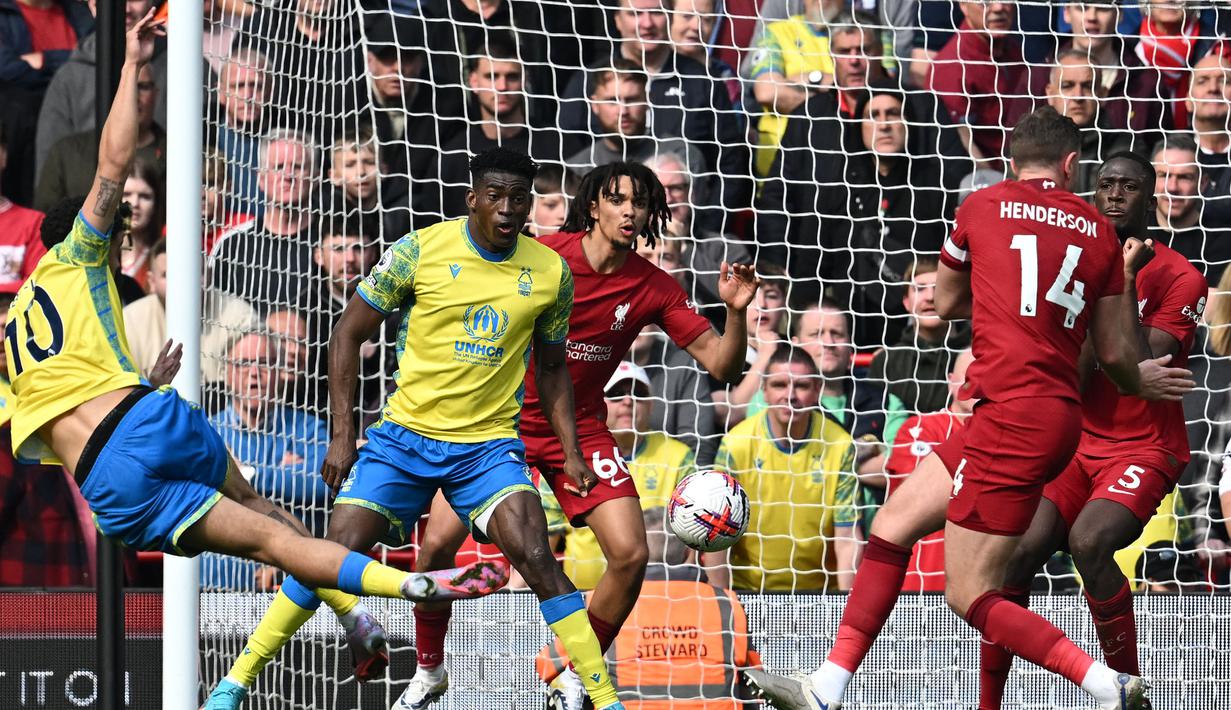 Pemain Nottingham Forest, Morgan Gibbs-White (kiri) mencetak gol penyeimbang 2-2 pada laga pekan ke-32 Liga Inggris 2022/2023 melawan Liverpool di Anfield, Liverpool, Sabtu (22/04/2023) WIB. The Reds berhasil menang dengan skor 3-2. (AFP/Paul Ellis)