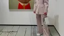 Raline Shah kembali kunjungi pameran dengan setelan blazer berstruktur tegas berwarna pastel. [@ralineshah]