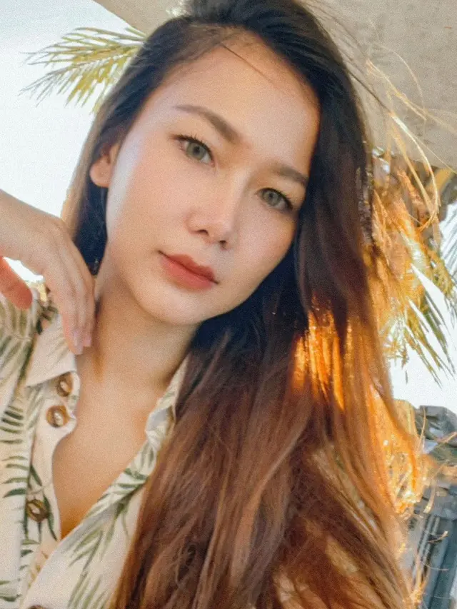 7 Potret Terbaru Yulida Handayani Usai Bercerai dengan Ravi Bhatia, Kembali Jadi Pramugari