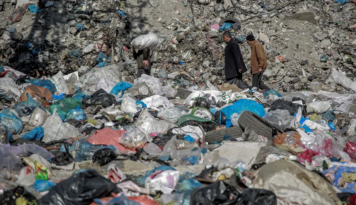 Penumpukan sampah terjadi akibat terputusnya aliran listrik di beberapa wilayah Kota Gaza yang berimbas pada tidak dapat beroperasinya layanan pembuangan limbah. (Foto oleh AFP)