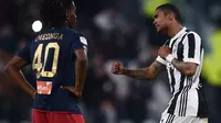 Gelandang Juventus Douglas Costa (kanan) merayakan gol ke gawang Genoa pada laga Serie A di Allianz Stadium, Turin, Senin (22/1/2018). (AFP/Marco Bertorello)