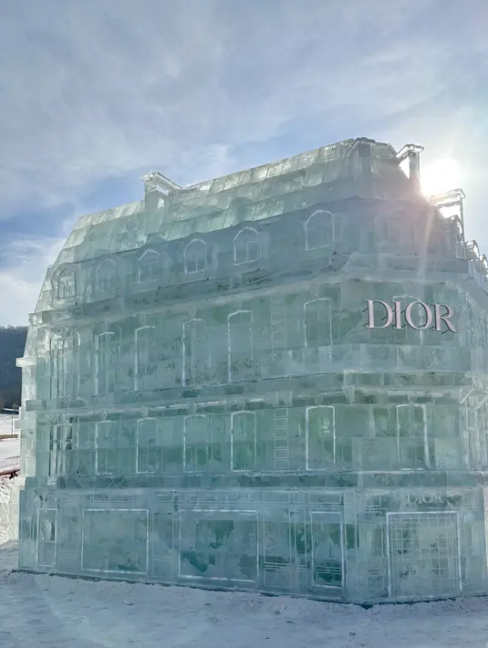 Terinspirasi dari dunia ski, butik Dior ini mirip dengan istana kristal di tengah resor [Dior]