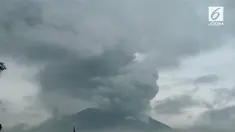 Gunung Agung di Karangasem, Bali, masih terus bergolak. Asap hingga gempa tremor masih kerap teramati dari tim pemantauan gunung.