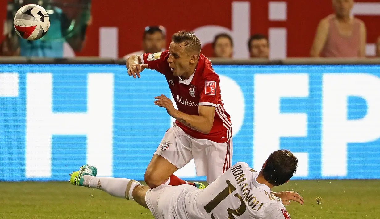 Pemain AC Milan, Romagnoli Alessio, berebut bola dengan pemain Bayern Munchen, Rafinha, dalam International Champions Cup 2016 di Soldier Field, Chicago, Kamis (28/7/2016) pagi WIB. (AFP/Jonathan Daniel/Getty Images)
