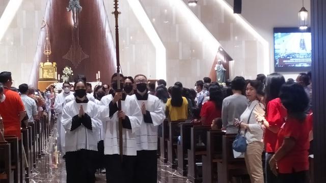 Gereja Katolik Santo (St) Yosafat yang berlokasi di Jalan KRI Yos Sudarso, Medokan Semampir, Sukolilo, Surabaya, menghadirkan momen yang penuh makna dan kebersamaan dalam merayakan Natal tahun ini. (Liputan6.com/Dian Kurniawan)