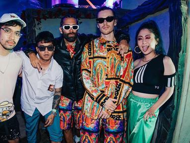 Weird Genius sukses manggung di Tomorrowland bareng DJ lain dari seluruh dunia yang terasosiasi dengan Barong Family, termasuk Yellow Claw dan RayRay. Momen tersebut diabadikan dalam sederet unggahan Instagram Weird Genius. Tampak mereka foto bersama di balik panggung megah acara tersebut. (Liputan6.com/IG/@weird.genius)