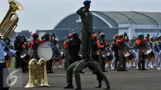 Aksi marching band prajurit TNI AU memeriahkan upacara HUT ke70  TNI AU di Lanud Halim Perdanakusuma, Jakarta, Kamis (9/4). Dalam Hut TNI AU ke 70 prajurit unjuk kebolehan melakukan atraksi udara, seperti Terjun Payung. (Liputan6.com/Johan Tallo)