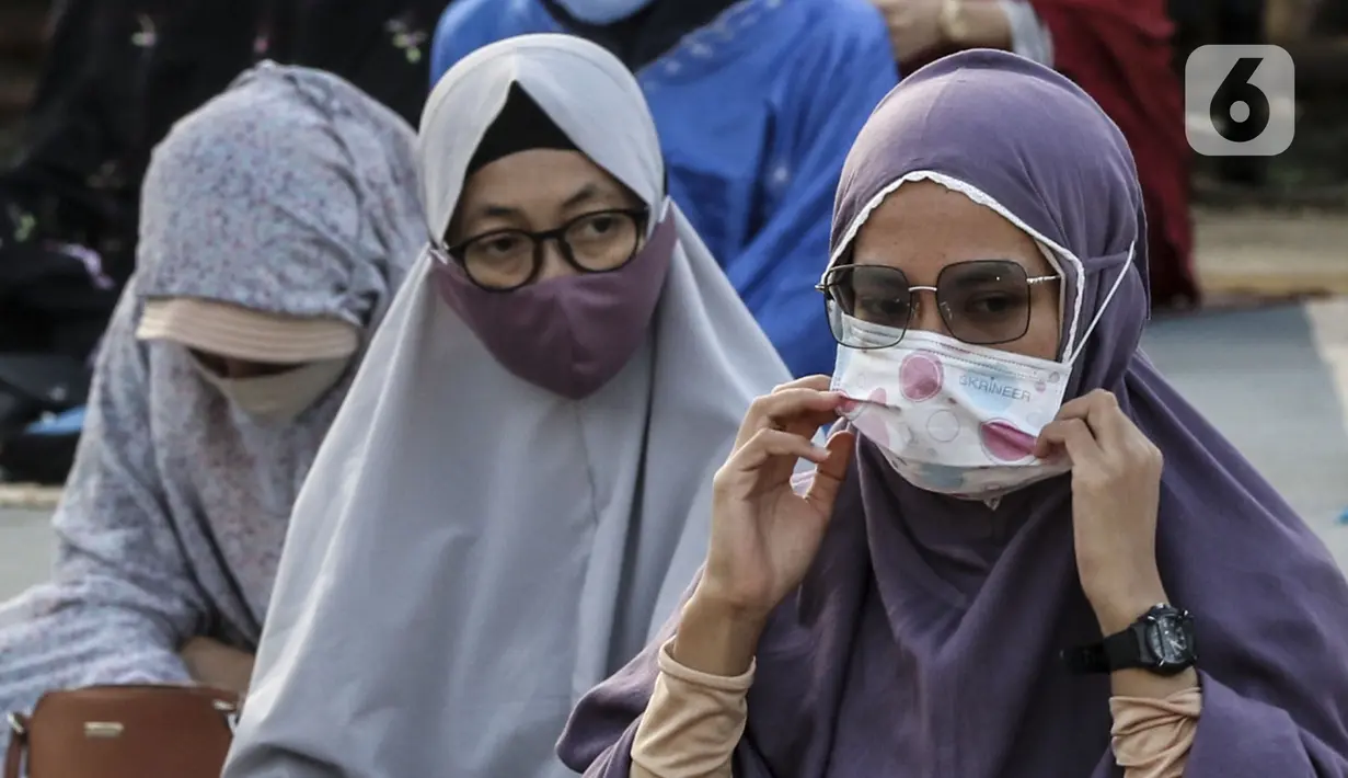 Jemaah mengenakan masker saat salat Idul Adha 1441 H di Masjid Al-Azhar, Jakarta, Jumat (31/7/2020). Pelaksanaan salat Id dilakukan secara berjemaah di masjid atau lapangan dengan menerapkan protokol kesehatan, seperti mengenakan masker dan menjaga jarak. (Liputan6.com/Johan Tallo)