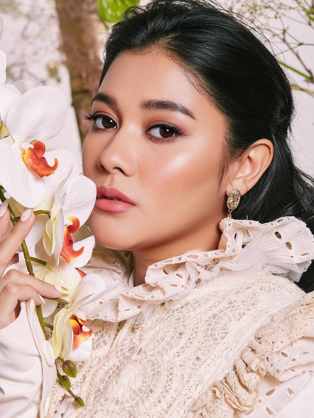 6 Pemotretan Naysila Mirdad Kenakan Gaun Putih, Memesona Bak Ratu