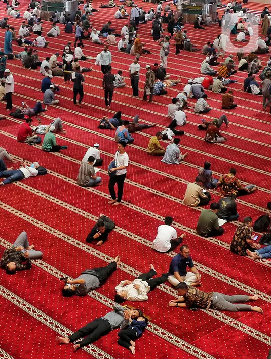 Tak sedikit warga yang beristirahat sejenak untuk mengisi tenaga sebelum kembali beraktivitas di bulan Ramadhan. (Liputan6.com/Angga Yuniar)
