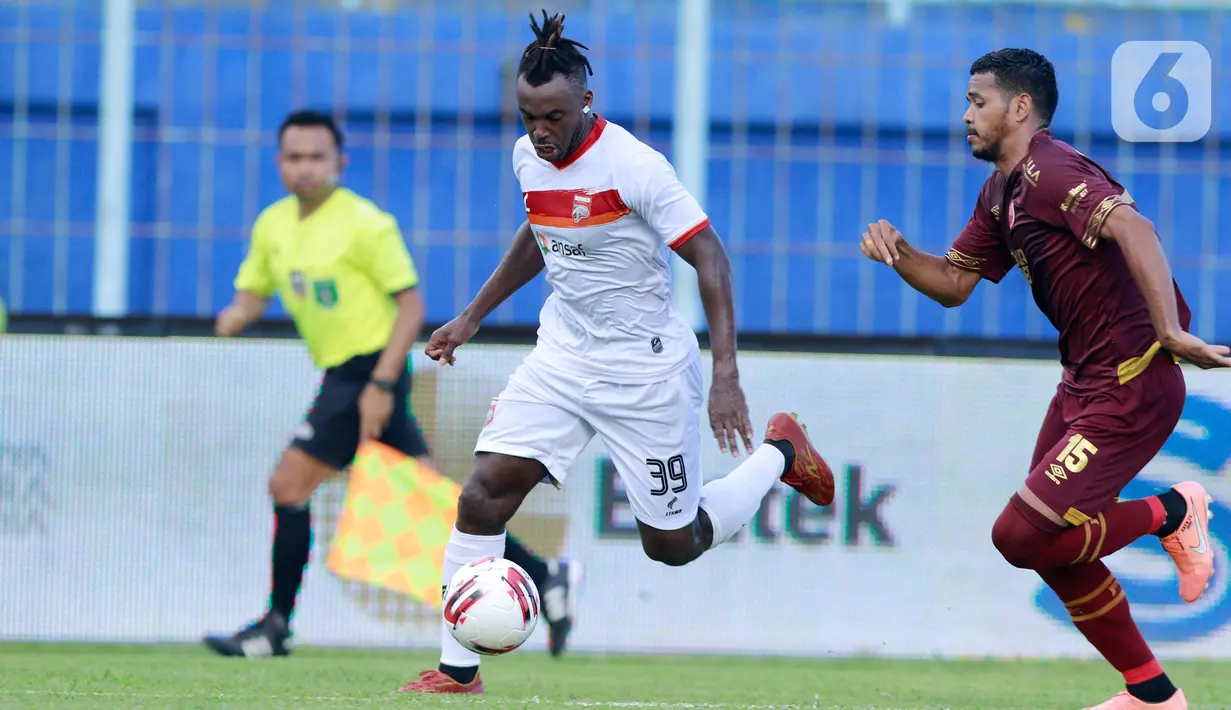 Bek PSM Makassar, Hasyim Kipuw (kanan) berusaha mengejar pemain Borneo FC Samarinda, Guy Junior pada laga Piala Menpora 2021 di Stadion Kanjuruhan, Malang, Rabu (31/3/2021). Borneo FC berhasil menahan imbang 2-2 saat menghadapi PSM Makassar. (Bola.com/M Iqbal Ichsan)