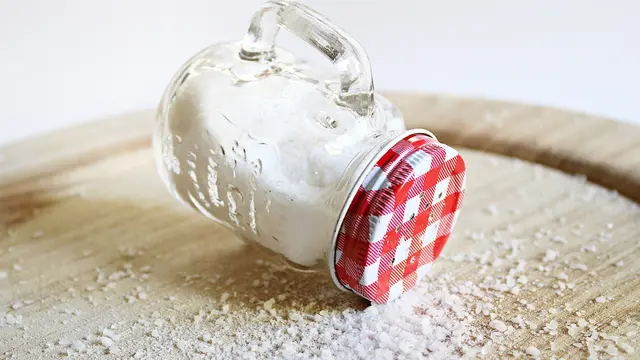 Menggunakan Garam Terlalu Banyak