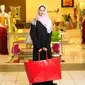 Wanita Arab suka berbelanja barang-barang branded di Mall. (via: bbc.com)