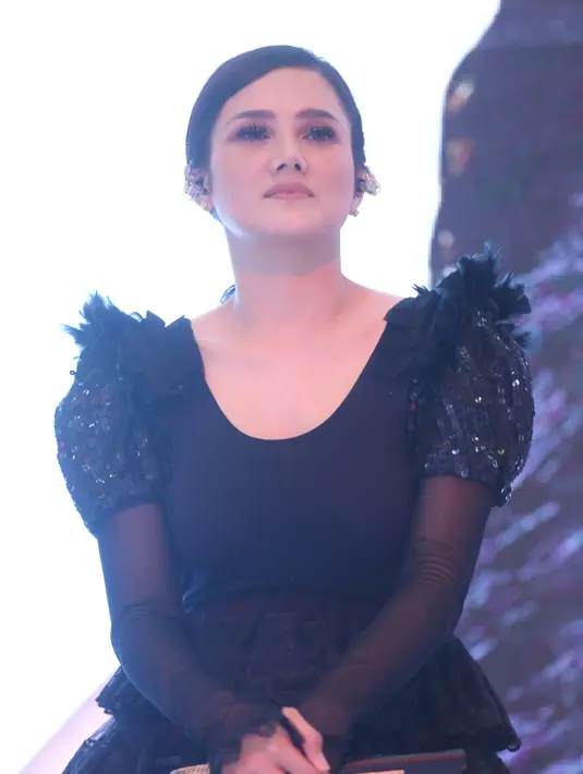 Ada tujuh lagu dalam album barunya ini, diantaranya Bye Bye Boy, Jangan Berhenti, Trauma, Aku Mau Kamu, Boneka Barbie, Hilang dan Bintang Kecilku. (Nurwahyunan/Bintang.com)