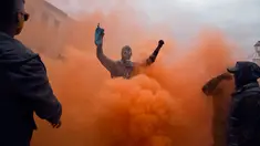 Peserta bermandikan tepung berwarna saat mereka mengikuti perang tepung terigu di kota pelabuhan Galaxidi, Yunani (19/2). Perang tepung yang berwarna-warni ini menandai akhir musim karnaval. (AP/Petros Giannakouris)