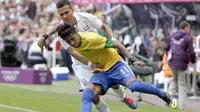Pesepak bola Honduras, Arnold Peralta (putih), saat menjaga pemain Brasil, Neymar (kuning), pada laga Olimpiade London, 4 Agustus 2012. (AFP/Graham Stuart)