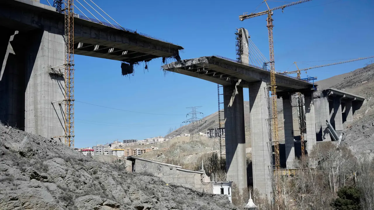 Kondisi Jembatan Penghubung Kota Karaj dan Teheran Iran Pasca-Serangan Amerika Serikat