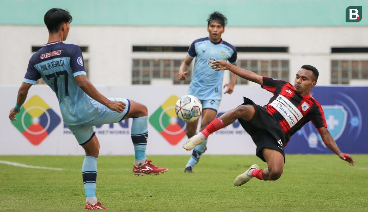 Gelandang Persipura Jayapura, Todd Rivaldo Ferre berduel dengan gelandang Persela Lamongan, Malik Risaldi dalam laga pekan kedua BRI Liga 1 2021/2022 di Stadion Wibawa Mukti, Cikarang, Jumat (10/09/2021). (Foto: Bola.com/Bagaskara Lazuardi)