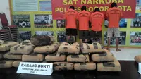  4 tersangka anggota sindikat pengedar ganja di Bogor yang mengubur 20 kg ganja di hutan di daerah Leuwiliang, Kabupaten Bogor. (Liputan6.com/ Bima Firmansyah)
