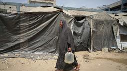 Air bersih menjadi sesuatu yang langka dan berharga bagi sekitar dua juta penduduk di Gaza, Palestina. (AP Photo/Jehad Alshrafi)