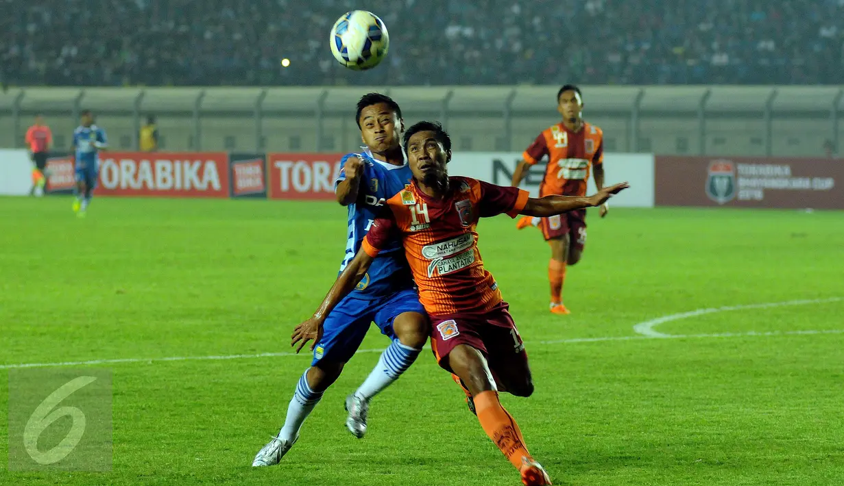 Penyerang Persib, Samsul Arif (kiri) berebut bola dengan bek PBFC Fathul Rachman di laga lanjutan Turnamen Piala Bhayangkara di Stadion Si Jalak Harupat, Bandung, Minggu (20/3/2016). Persib unggul 1-0 atas PBFC. (Liputan6.com/Helmi Fithriansyah)