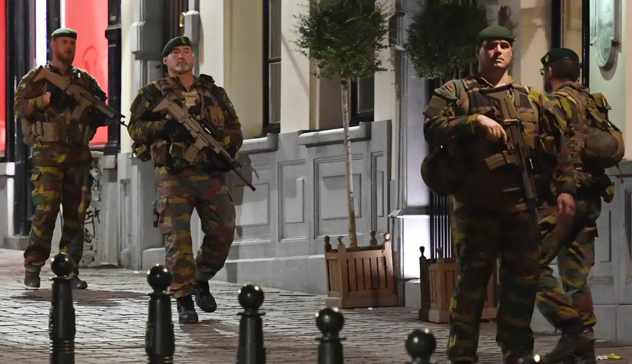 Tentara Belgia berpatroli di dekat Central Station di Brussels setelah sebuah teror ledakan yang terjadi di Brussels, Belgia (20/6). Media Belgia melaporkan bahwa ledakan terjadi di stasiun kereta api Gare Centrale. (AP Photo/Geert Vanden Wijngaert)