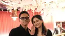 Tampak Sarah dan Azriel kompak mengenakan ansambel serba hitam. [@ssarah_menzel].