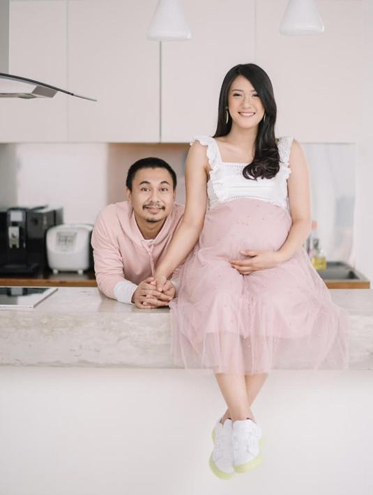 FOTO: Kemesraan Raditya Dika dan Anissa Aziza Sebelum ...