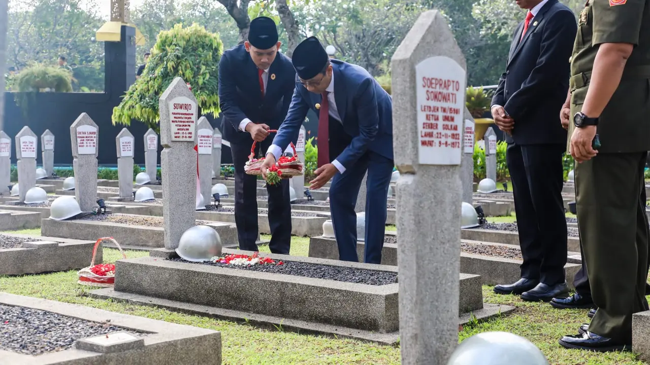 Pj Gubernur DKI Jakarta Heru Budi Hartono berziarah ke Taman Makam Pahlawan (TMP) Kalibata, Jakarta Selatan, pada Sabtu (17/6/2023).