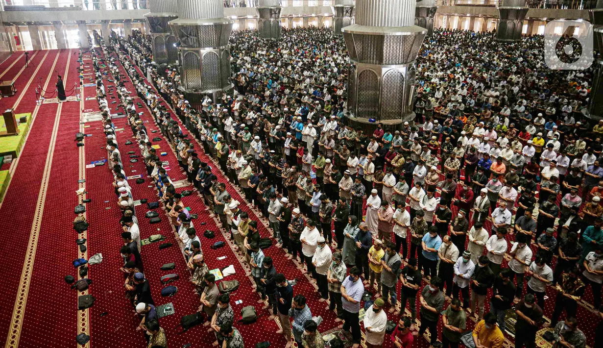 Umat muslim melaksanakan ibadah Sholat Jumat di Masjid Istiqlal, Jakarta, Jumat (8/4/2022). Masjid Istiqlal kembali menggelar Sholat Jumat berjemaah pada minggu pertama Ramadhan dengan meniadakan aturan jaga jarak saat sholat, namun jemaah wajib menggunakan masker. (Liputan6.com/Faizal Fanani)