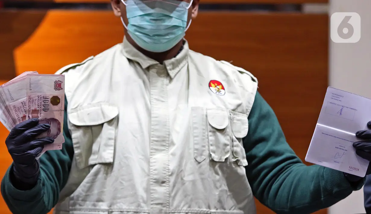 Petugas KPK menunjukkan barang bukti hasil Operasi Tangkap Tangan (OTT) terhadap Komisioner KPU Wahyu Setiawan di Gedung KPK, Jakarta, Kamis (9/1/2020). KPK menetapkan Wahyu Setiawan sebagai tersangka suap terkait penetapan pergantian antar waktu anggota DPR 2019-2024. (Liputan6.com/Herman Zakharia)