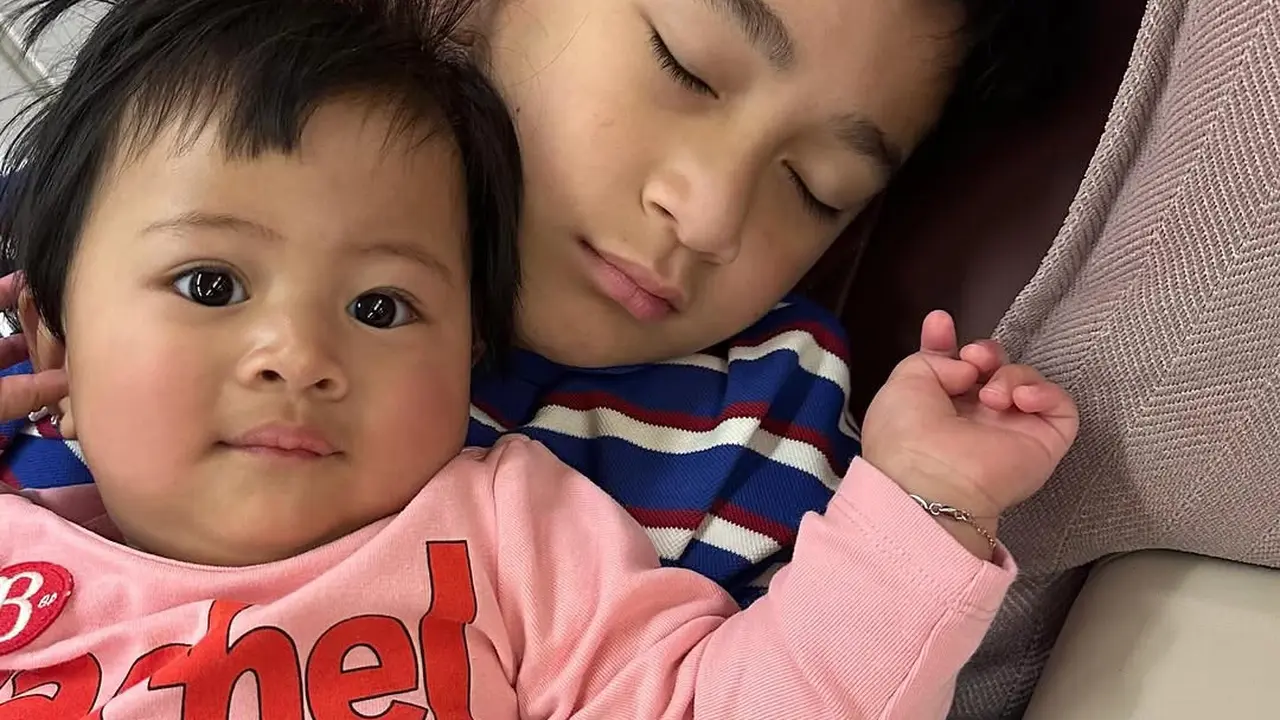 Momen Menggemaskan Rafathar Gendong Lily
