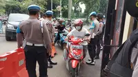 Polres Bogor perketat penjagaan pintu masuk bagi pengunjung. (Foto: Achmad Sudarno/Liputan6.com).