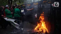 Sejumlah mahasiswa dari berbagai perguruan tinggi berusaha menembus barikade polisi saat berunjuk rasa di Gerbang Pancasila Parlemen, Jakarta, Kamis (22/8/2024). (Liputan6.com/Herman Zakharia)