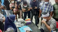 Seorang warga di Pekanbaru lakukan tes GeNose di terminal sebelum berangkat. (Liputan6.com/M Syukur)