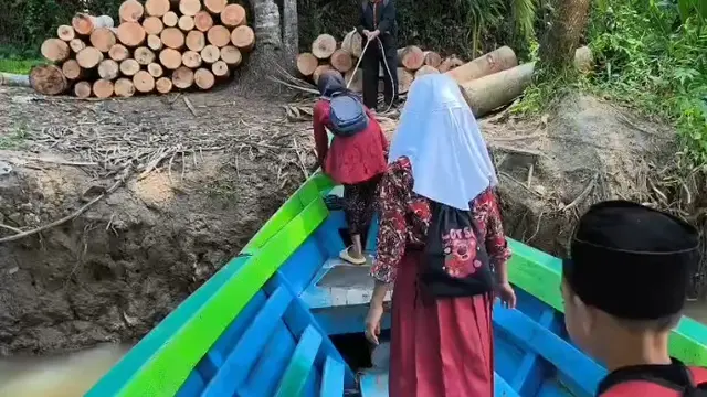 Pelajar dan Warga Sukabumi Terpaksa Gunakan Perahu Usai Jembatan Putus