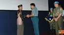 Citizen6, Bogor: Diakhir acara, Panglima TNI menyerahkan Dag Hammarskjold Medal kepada Darmojuri selaku orang tua almarhum Sertu Supriyatno yang telah gugur dalam misi PBB di Kongo. (Pengirim: Badarudin Bakri)