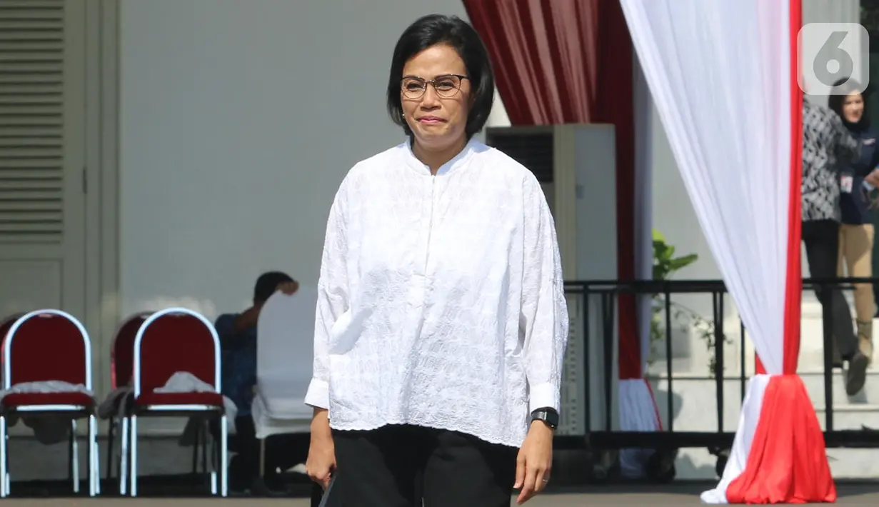 Menteri Keuangan pada Kabinet Kerja Jilid I Sri Mulyani tiba di Istana Negara, Jakarta, Selasa (22/10/2019). Dalam keterangannya, Sri Mulyani menyatakan dirinya diminta untuk tetap menjabat sebagai Menteri Keuangan dalam Kabinet Jokowi Jilid II. (Liputan6.com/Angga Yuniar)