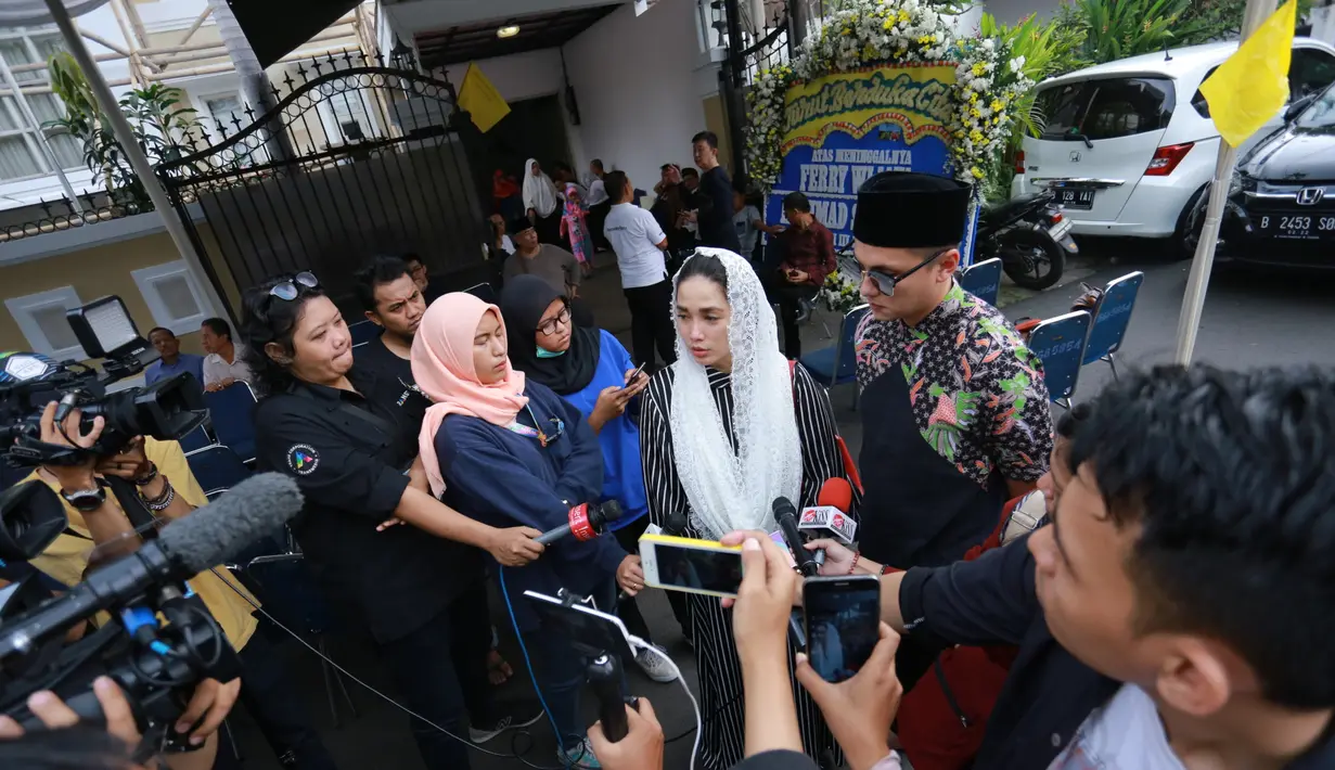 Ussy Sulistyawati dan suami Andhika Pratama saat melayat Ferry Wijaya suami Ririn Ekawati di rumah duka, Jalan Masjid I, Bendungan Hilir, Jakarta Pusat, Minggu 11 Juni 2017. (Adrian Putra/Bintang.com)