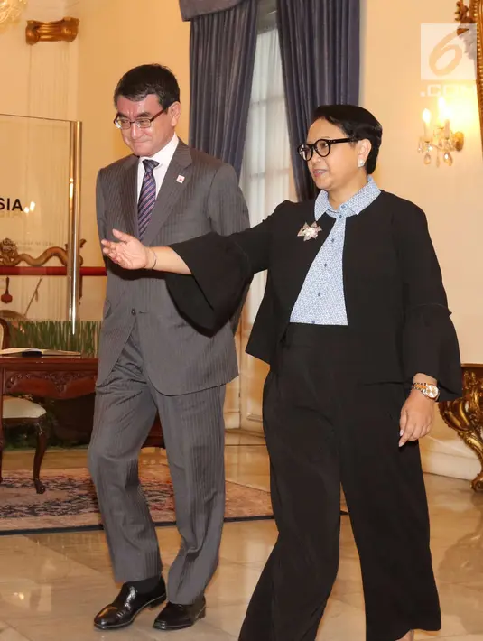 Menteri Luar Negeri RI Retno Marsudi mempersilahkan Menteri Luar Negeri Jepang Taro Kono di Gedung Pancasila, Jakarta, Senin (25/6). Kunjungan ini juga merupakan bagian dari The 6th Strategic Dialogue Indonesia-Jepang. (Liputan6.com/Angga Yuniar)