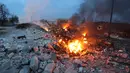 Kondisi bangkai jet tempur Sukhoi-25 milik Rusia yang hancur terbakar usai ditembak jatuh militan Suriah di provinsi Idlib (3/2). Kementerian Pertahanan Rusia mengonfirmasi, pilotnya dinyatakan tewas dalam pertempuran dengan teroris. (AFP/Omar Haj Kadour)