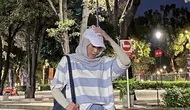 Zaskia Adya Mecca tampil dengan oversize kaos bergaris. Atasan didominasi biru putih pun dipadukan manset abu-abu yang serasi dengan kerudungnya. Ia juga mengenakan celana cargo baby blue. (@zaskiadyamecca)