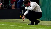 Pelatih Inter Milan, Walter Mazzarri, tertunduk usai dikalahkan Cagliari 1-4 di Stadion San Siro, Milan, (28/9/2014). (AFP PHOTO/Giuseppe Cacace)