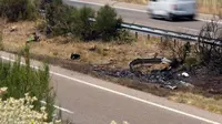 Puing-puing dan bekas luka bakar terlihat di sepanjang jalan tol A-52 di lokasi kecelakaan di mana pemain Liverpool Diogo Jota dan saudaranya Andre Felipe tewas dalam kecelakaan mobil di dekat Cernadilla, provinsi Zamora, di barat laut Spanyol, 3 Juli 2025. (Cesar Manso/AFP)