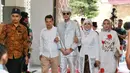 Penampilan Rifky memakai kaca mata hitam ini terbilang unik, pasalnya sangat jarang dilakukan oleh para pengantin pada umumnya. Senyum semringah terpancar dari wajah Rifky saat menuju lokasi Akad Nikah. (Adrian Putra/Bintang.com)