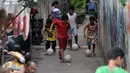 Sejumlah anak bermain bola di gang kecil kawasan Benhil, Jakarta, Rabu (10/6/2015). Anak-anak ini memanfaatkan gang kecil untuk bermain bola dikarenakan kurangnya sarana bermain khususnya lapangan bola di Jakarta. (Liputan6.com/Johan Tallo)