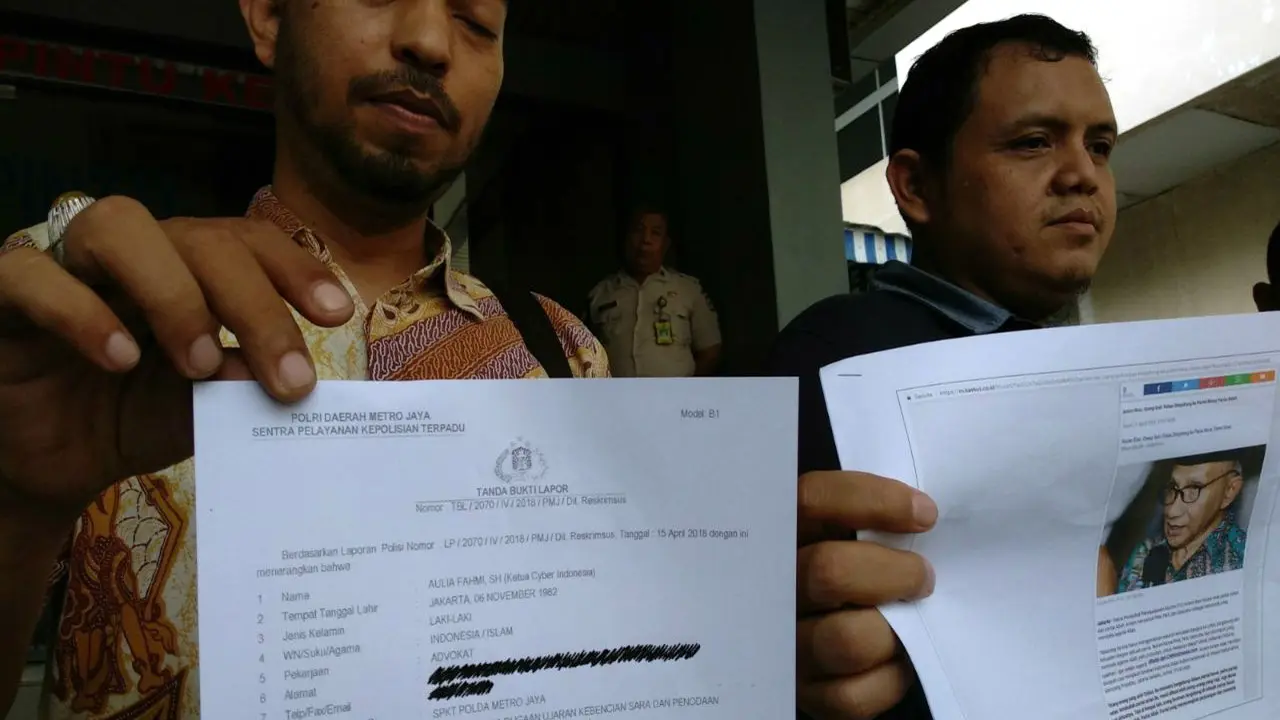 Kelompok Cyber Indonesia melaporkan mantan Ketua MPR Amien Rais ke Mapolda Metro Jaya. (Merdeka.com/Ahda Bayhaqi)