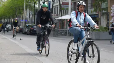 Sejumlah pengendara sepeda terlihat di sebuah jalan di Wina, Austria, (13/5/2020). Menurut Transport Club Austrian, semakin banyak warga Wina memilih bepergian menggunakan sepeda selama pandemi. (Xinhua/Guo Chen)